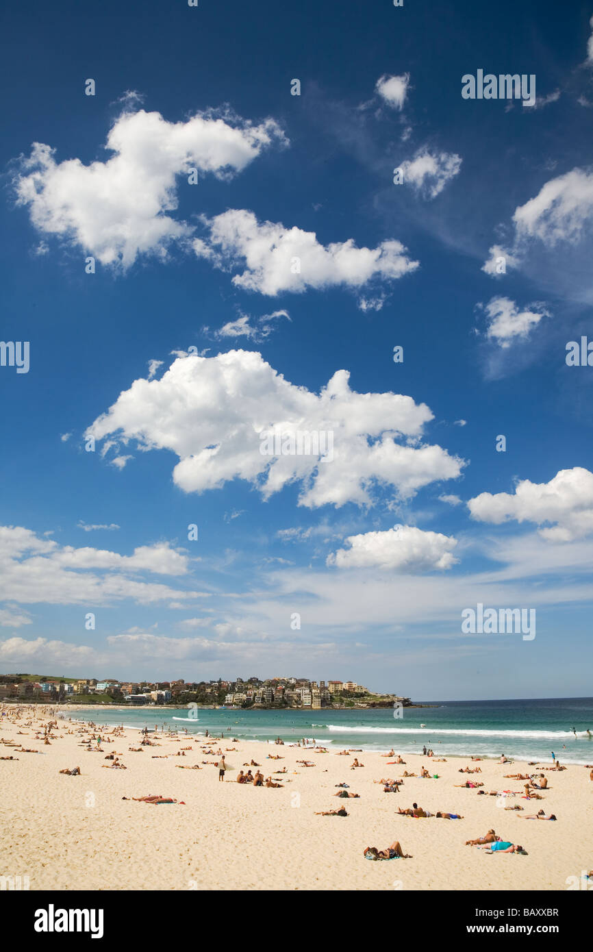 Le soleil sur l'emblématique Sydney Bondi Beach, Bondi Junction avec au-delà, dans la banlieue est, New South Wales, Australie Banque D'Images