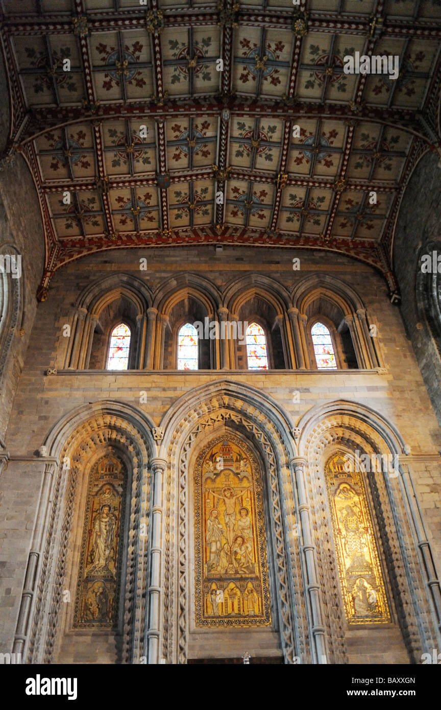 Détail de l'intérieur, des murs peints et plafond voûté derrière le chœur alter à Saint Davids Pembrokeshire Wales Cymru,la cathédrale,UK Banque D'Images