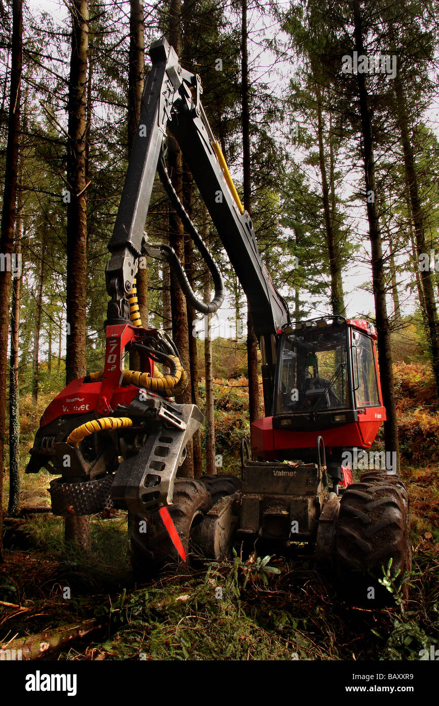 Une machine forestière Valmet en woodland Limousin France Banque D'Images