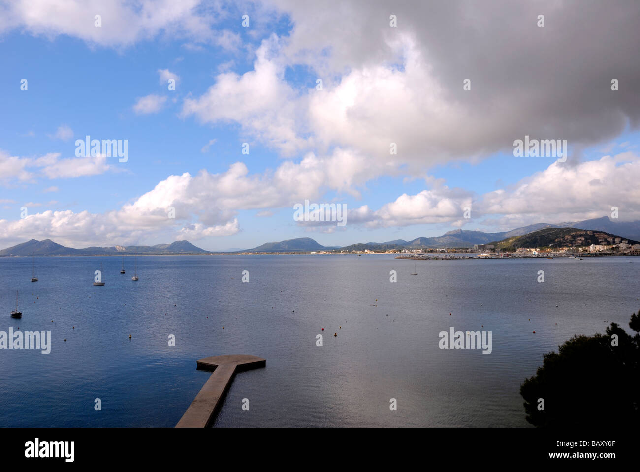 Paysage de nuages reflétée dans Port Pollensa bay Banque D'Images