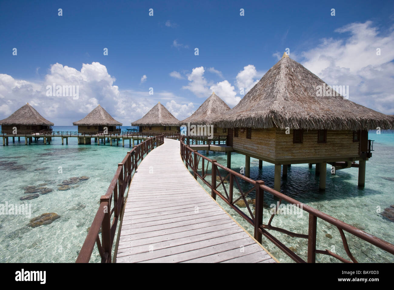 Jetée pour hôtel Kia Ora bungalows sur pilotis, Avatoru, Rangiroa, aux Tuamotu, Polynésie Française Banque D'Images