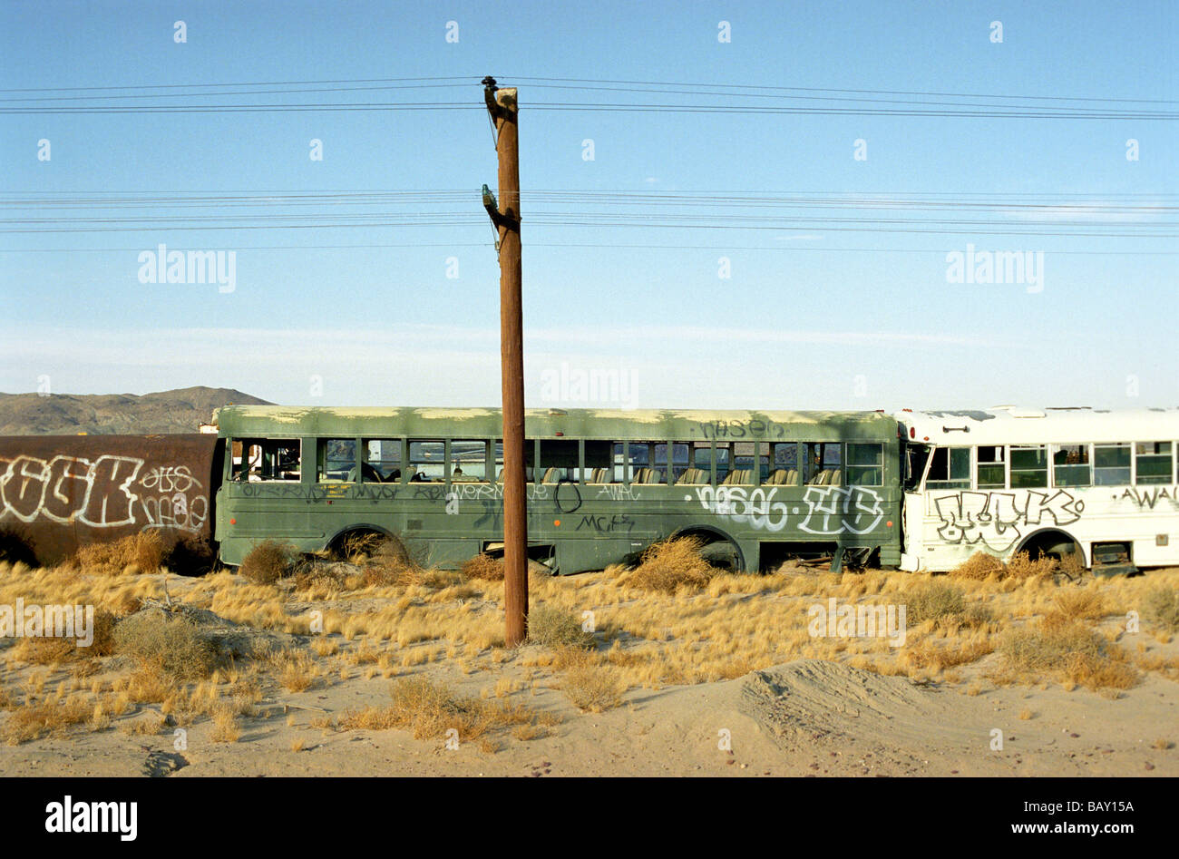 Les vieux bus sur un parc à ferrailles, désert de Mojave, Californie, USA Banque D'Images