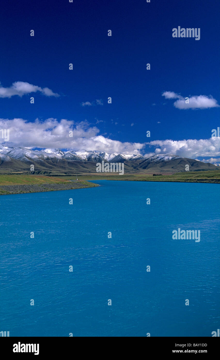 Le canal de la rivière Waitaki et des alpes du sud, l'île du Sud, Nouvelle-Zélande Banque D'Images