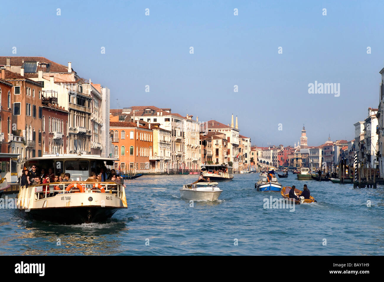Grand Canal avec bateau-bus vaporetto, motorisés, Venise, Vénétie, Italie Banque D'Images