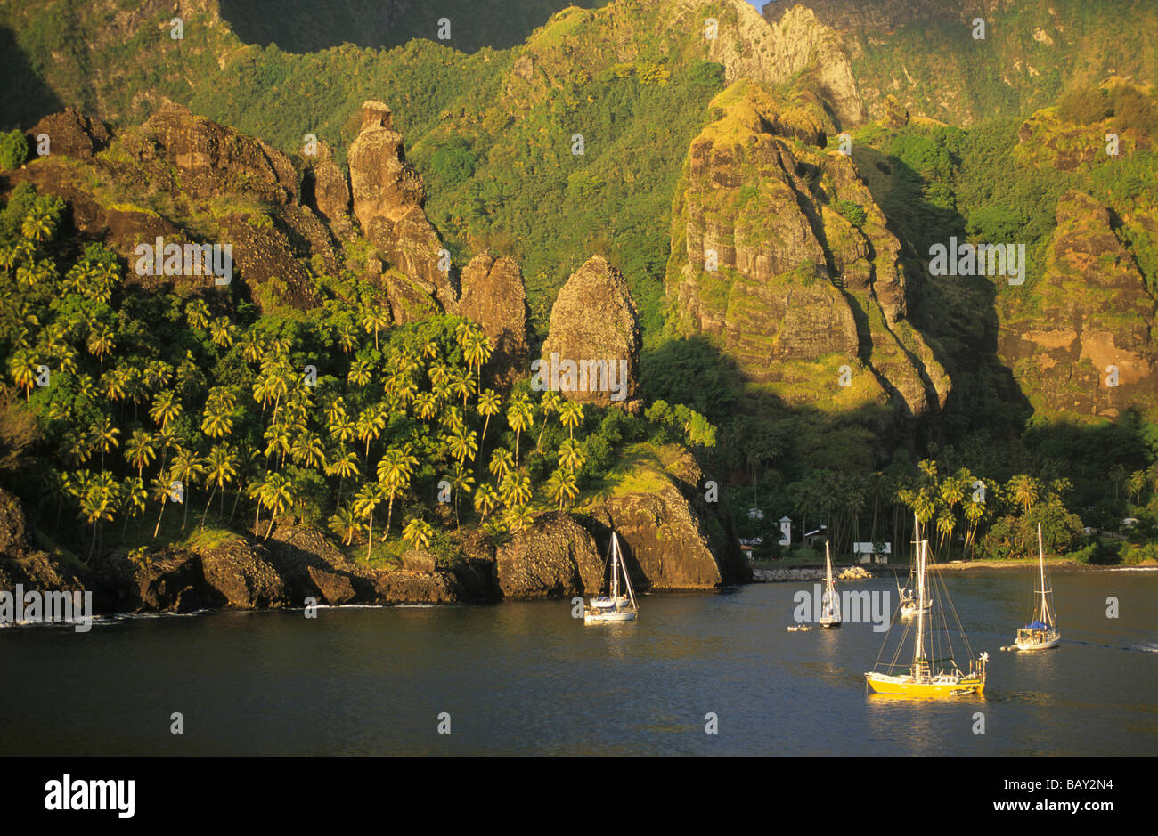 Bateaux à voile dans la baie de Hanavave sur l'île de Fatu Iva, Polynésie Française Banque D'Images