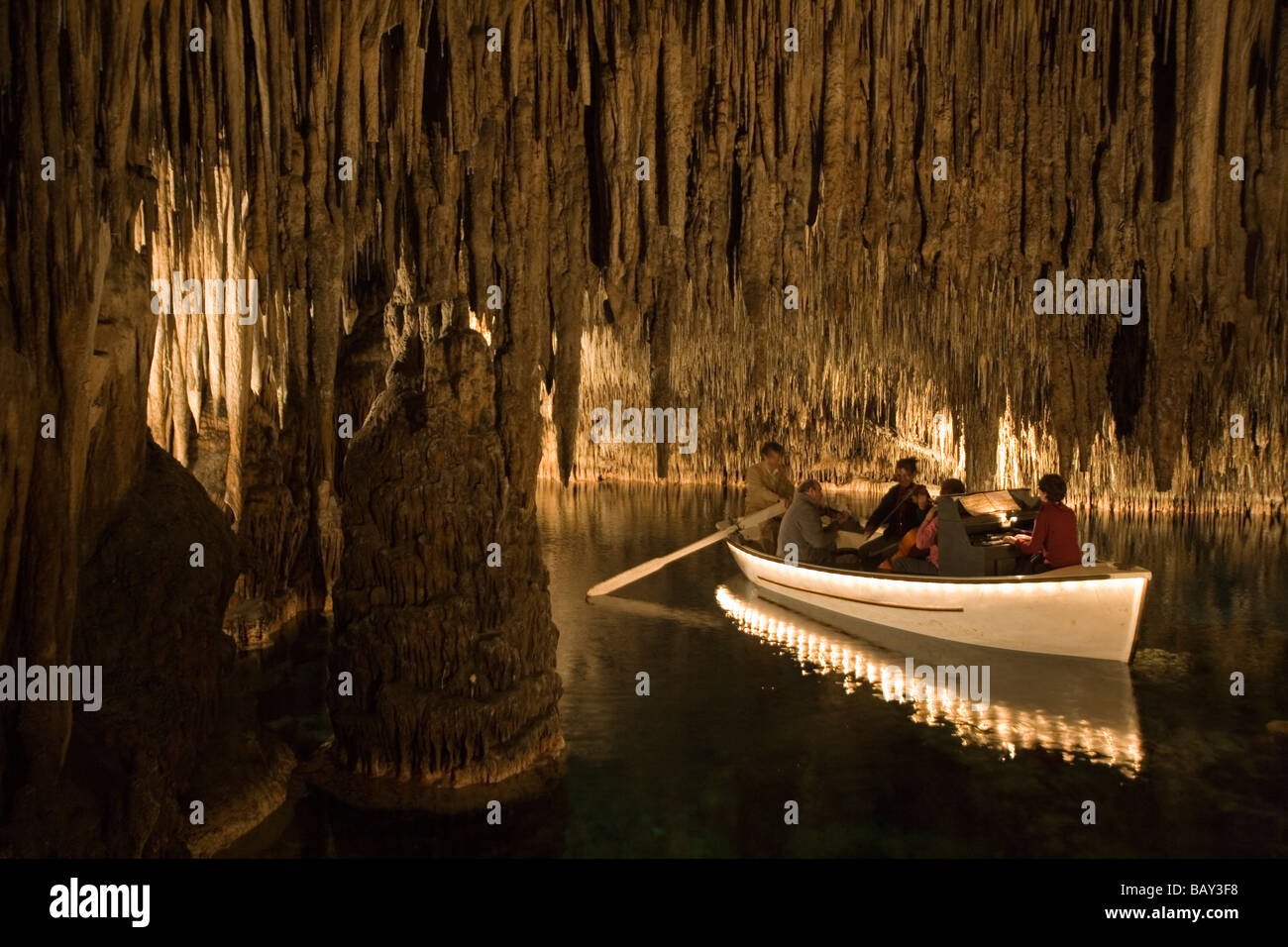 Des musiciens de musique classique sur le bateau à l'intérieur de grottes Cuevas del Drach (Caverne du Dragon), Porto Cristo, Majorque, Îles Baléares, Espagne Banque D'Images