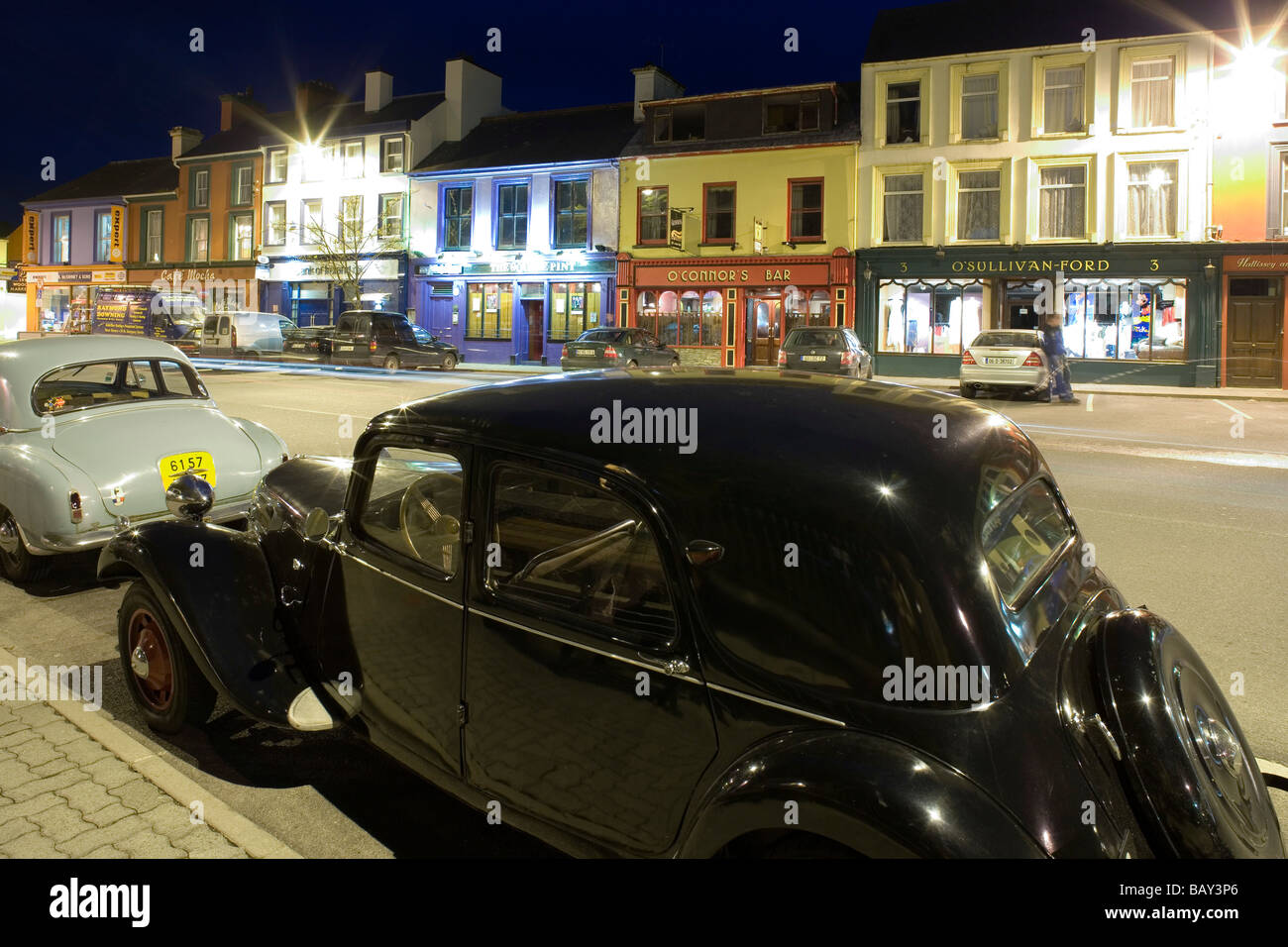 Vintage voitures garées dans la petite ville de Kenmare, comté de Kerry, Irlande, Europe Banque D'Images