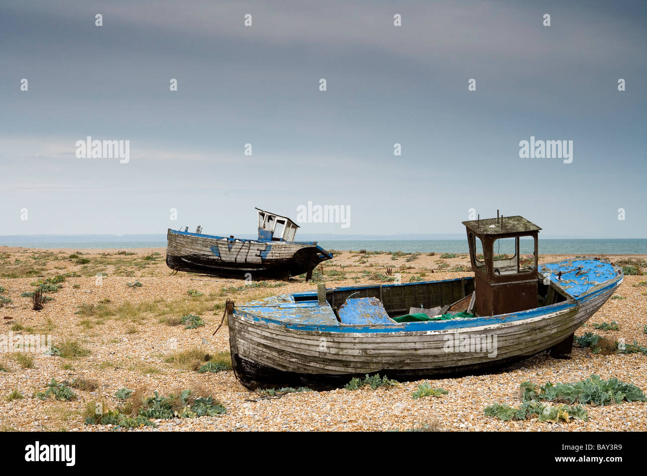 Épave abandonnée sur la plage, Dungeness, Kent, Angleterre, Europe Banque D'Images