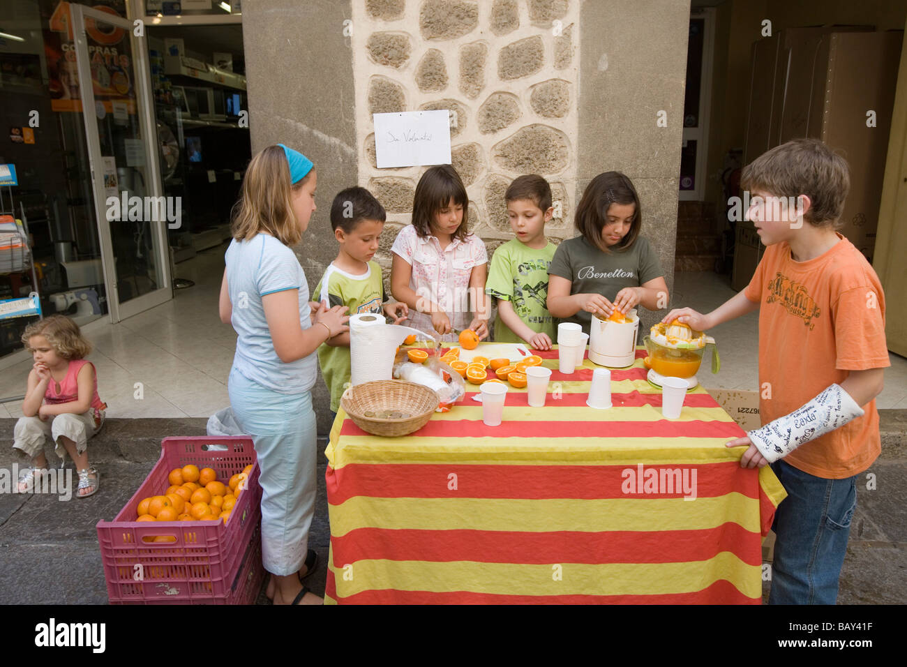 Les enfants la vente de jus d'orange fraîchement pressé, Soller, Majorque, Îles Baléares, Espagne Banque D'Images
