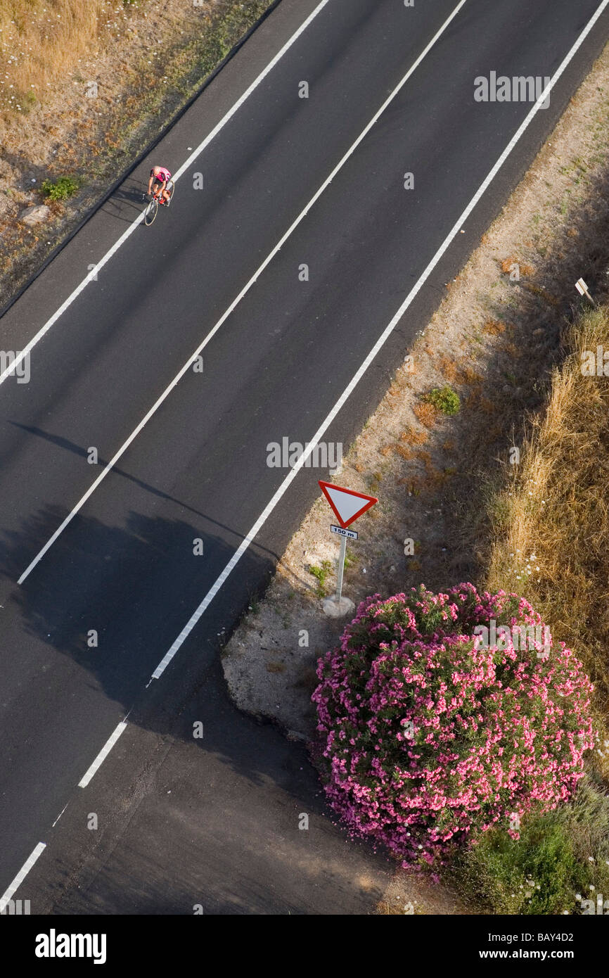 Photo aérienne de cycliste sur route, vue de Mallorca Balloons Hot Air Balloon, près de Sant Llorenc, Majorque, Îles Baléares, Spa Banque D'Images