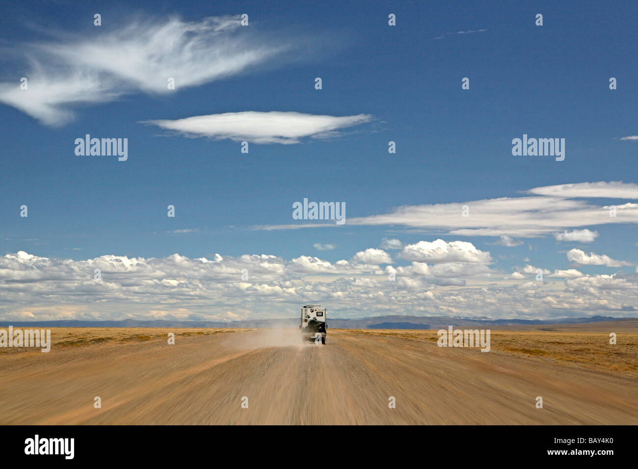 Le camping-car sur road, ruta 40, Patagonie, Argentine, Amérique du Sud Banque D'Images