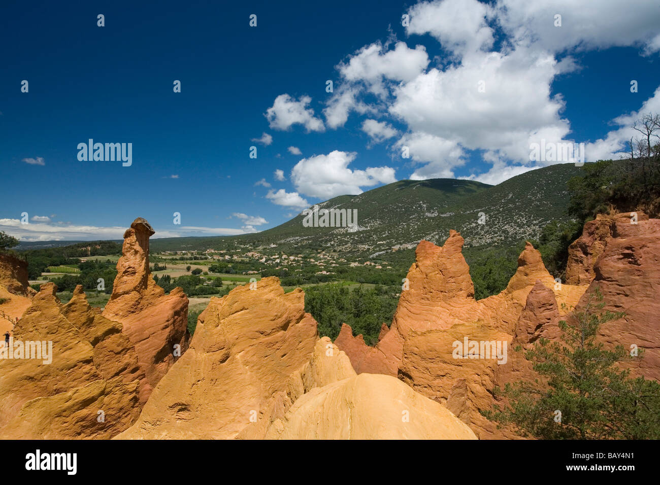 Colorado provençal, les roches de l'ocre sous un ciel bleu, Rustrel, Vaucluse, Provence, France Banque D'Images