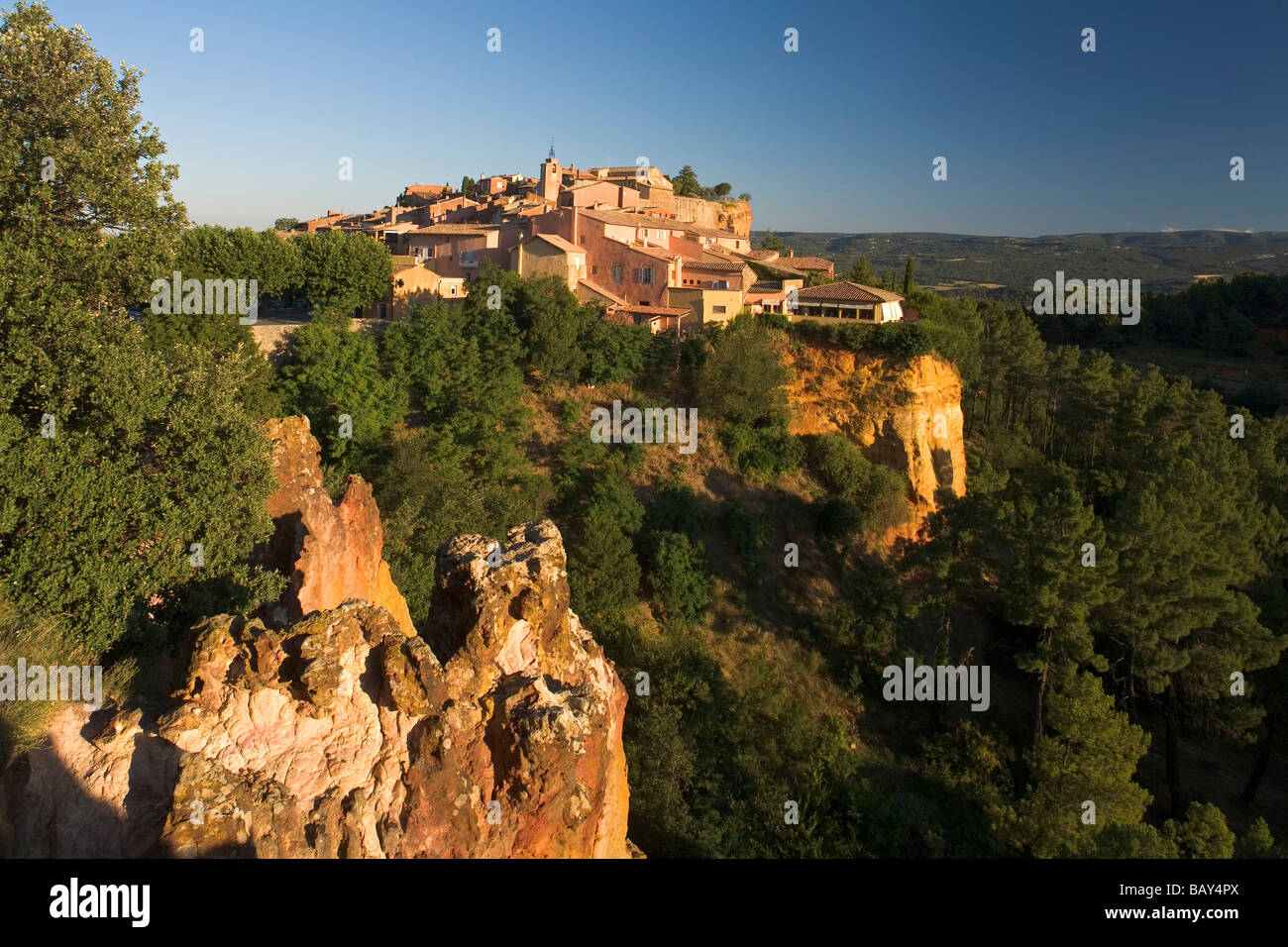 Roussillon, village sur les roches de l'ocre, Vaucluse, Provence, France Banque D'Images