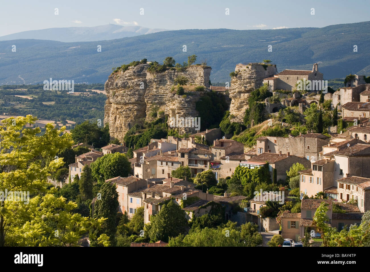 Vue sur le village Saignon dans le Lubéron, Mt. Ventoux à l'horizon, Vaucluse, Provence, France Banque D'Images