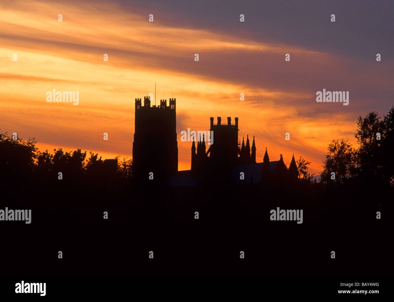 Cathédrale d'Ely Cambridgeshire silhouette ciel coucher soleil rouge East Anglia Angleterre UK tour ouest tour octogonale English cathédrales Banque D'Images