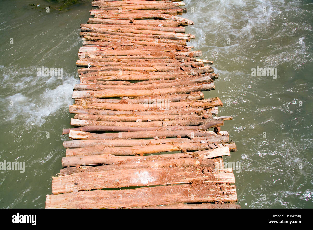 Bâton de bois fragile pont sur river Banque D'Images