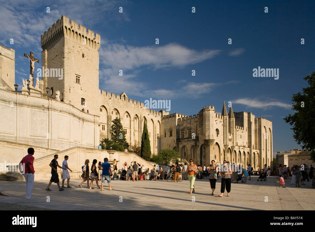 Les touristes en face du Palais des Papes à Avignon, Vaucluse, Provence, France Banque D'Images