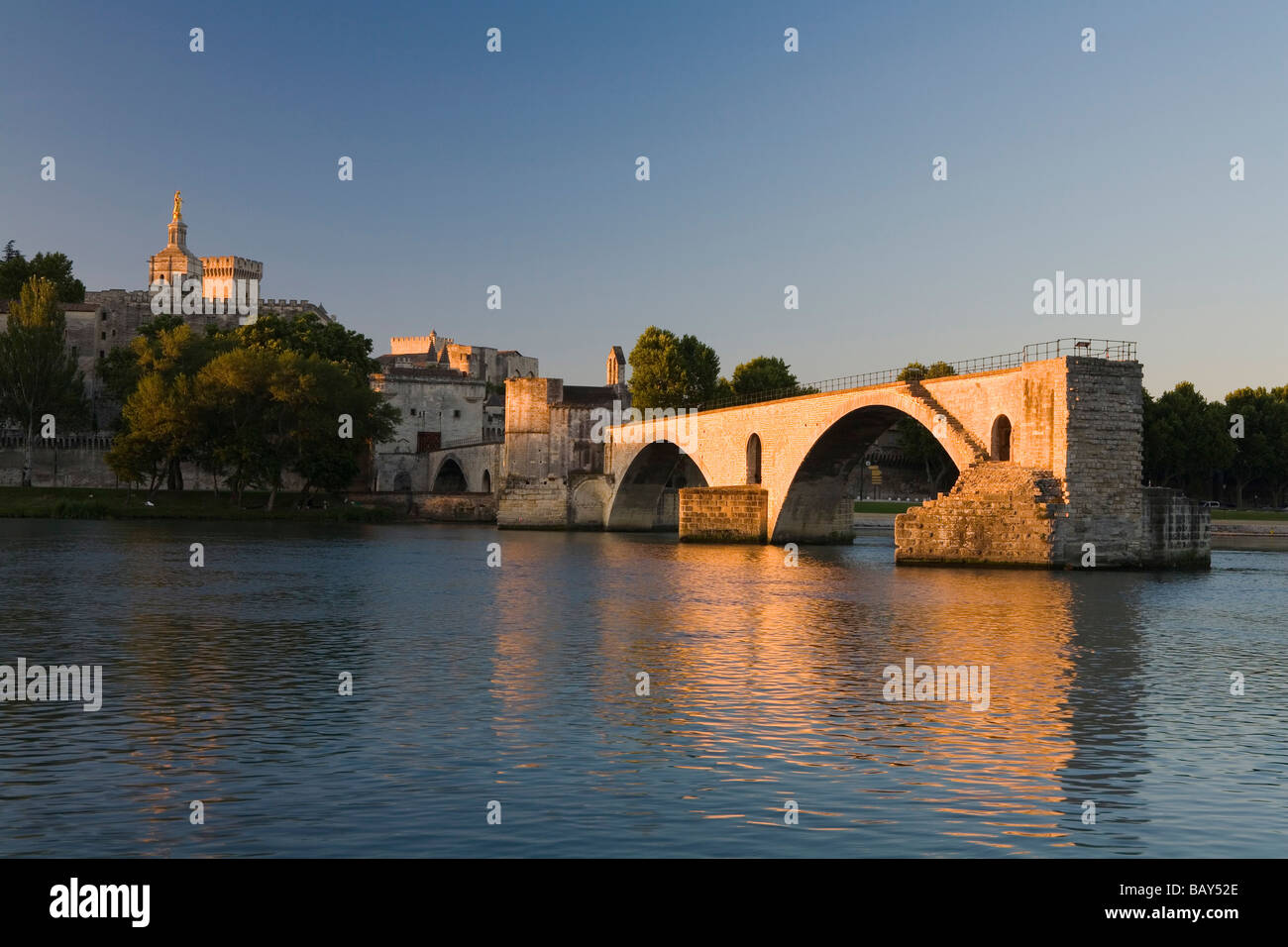 Vue sur le pont Saint Bénézet dans la lumière du soir, Avignon, Vaucluse, Provence, France Banque D'Images