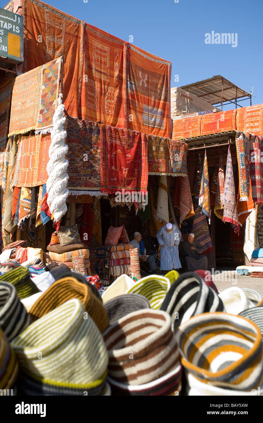 Tapis et moquettes dans le marché à Marrakech Maroc Photo Stock - Alamy