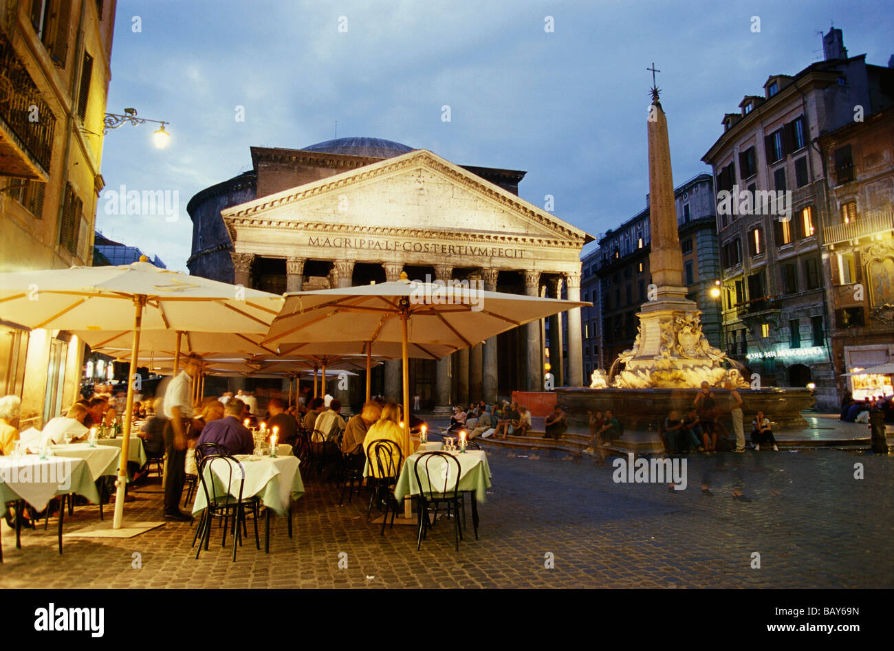 Les gens dans le restaurant en face du Panthéon, soir, Rome, Italie Banque D'Images