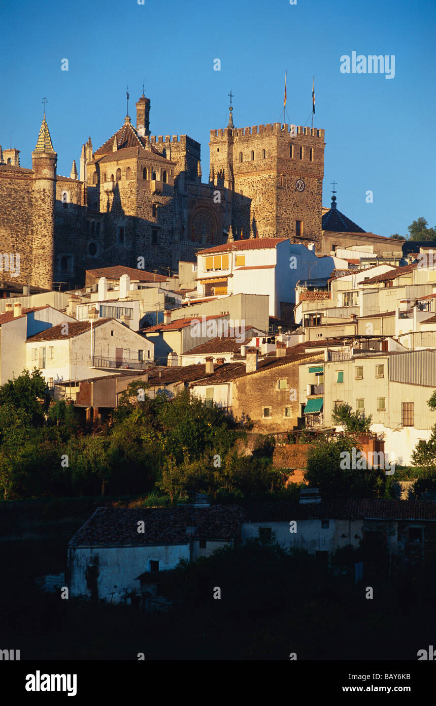 Monastère Royal de Santa Maria de Guadalupe Guadalupe, au-dessus du village, province de Cáceres, Extremadura, Espagne Banque D'Images