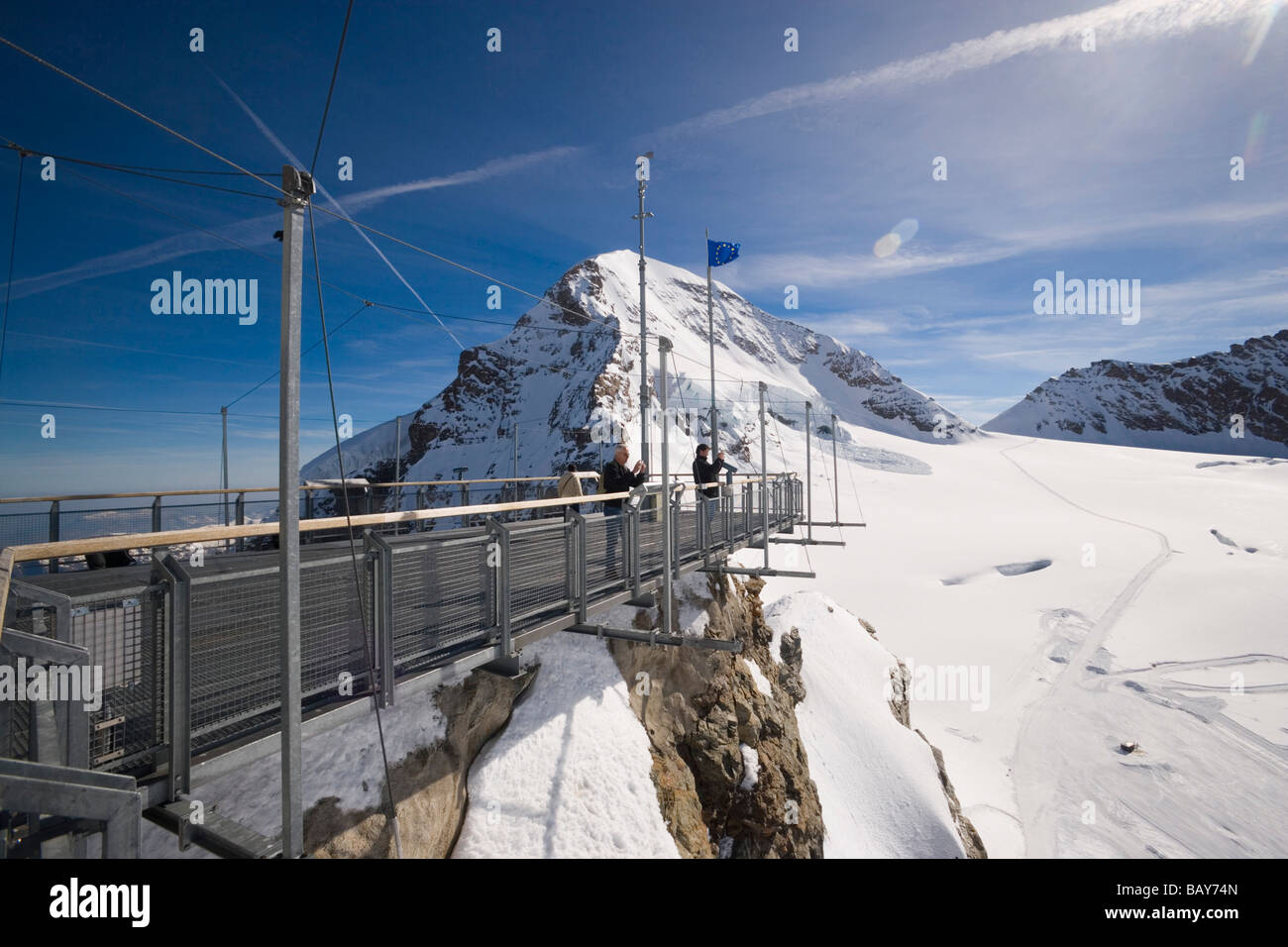 Les gens à plate-forme d'observation de l'Observatoire du Sphinx (3571 m) à près de Sphinx montagne Jungfraujoch (3454 m), également appelé le haut de Banque D'Images