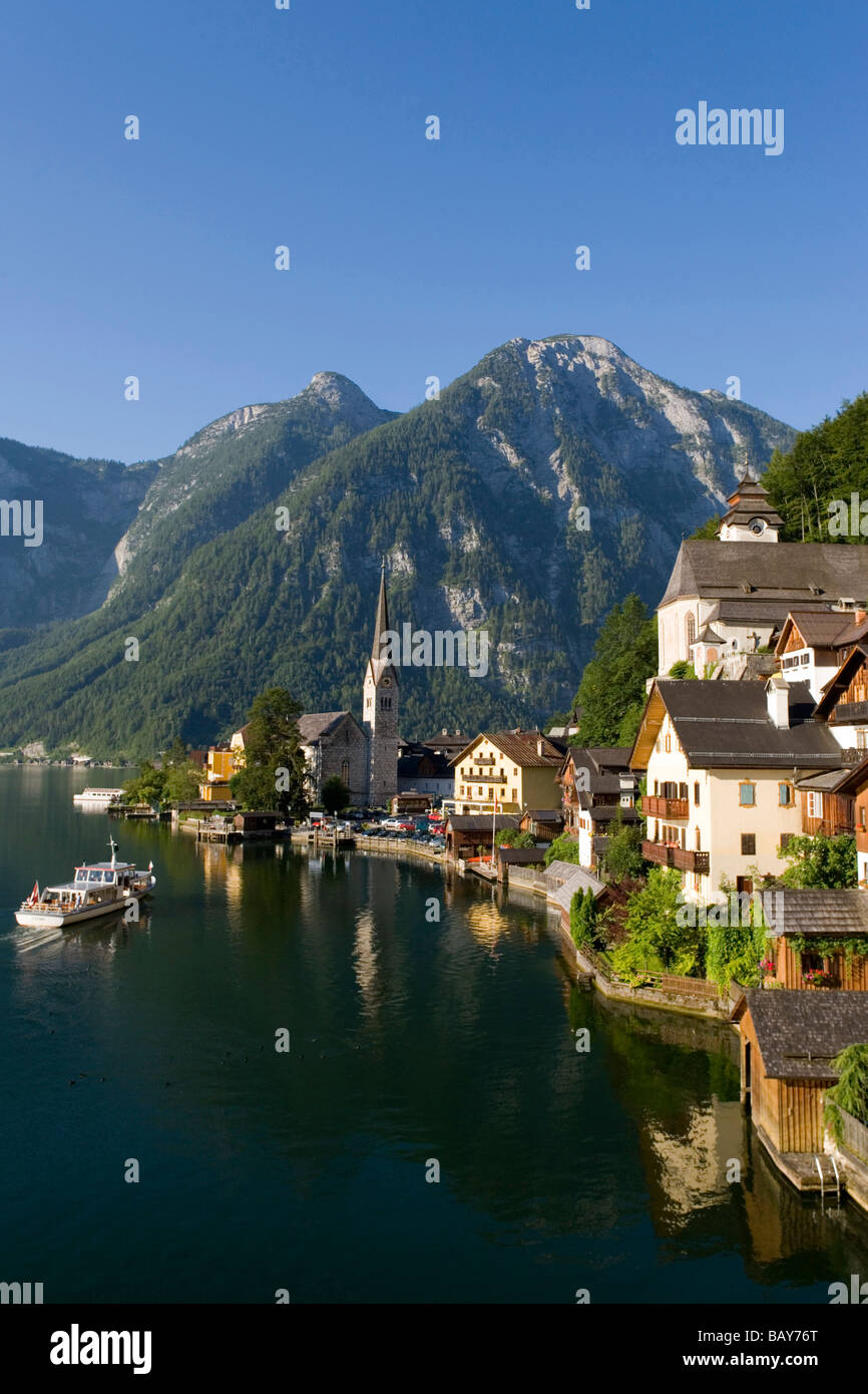 Vue panoramique sur Hallstatt avec Christ et l'église protestante de l'église paroissiale catholique, le lac de Hallstatt, Haute Autriche, Autriche Banque D'Images