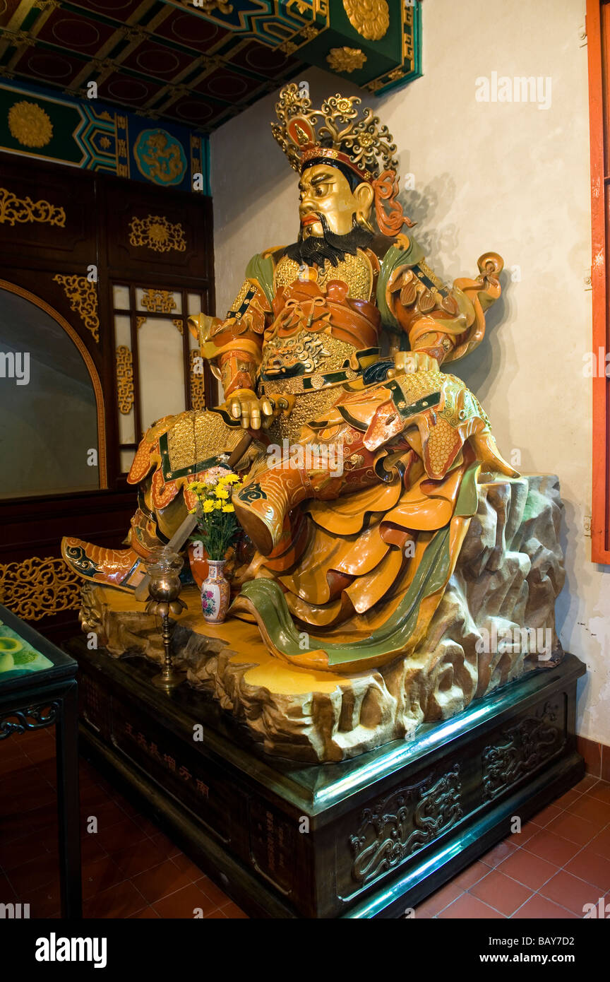 Gardien du démon à l'intérieur de la salle du grand héros au monastère Po Lin. L'île de Lantau, Hong Kong Banque D'Images