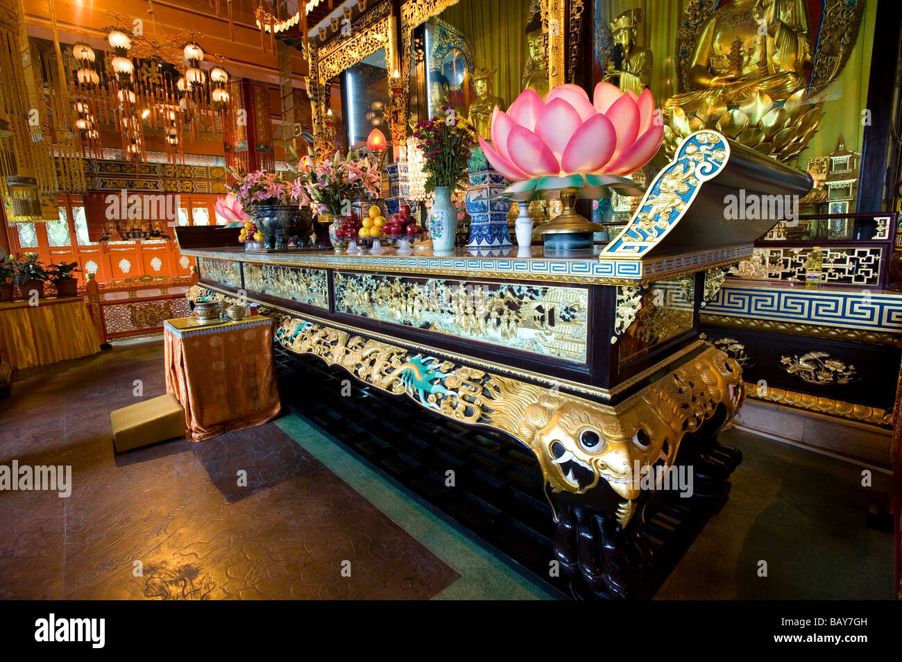 L'autel principal à l'intérieur de la salle du grand héros au monastère Po Lin. L'île de Lantau, Hong Kong Banque D'Images