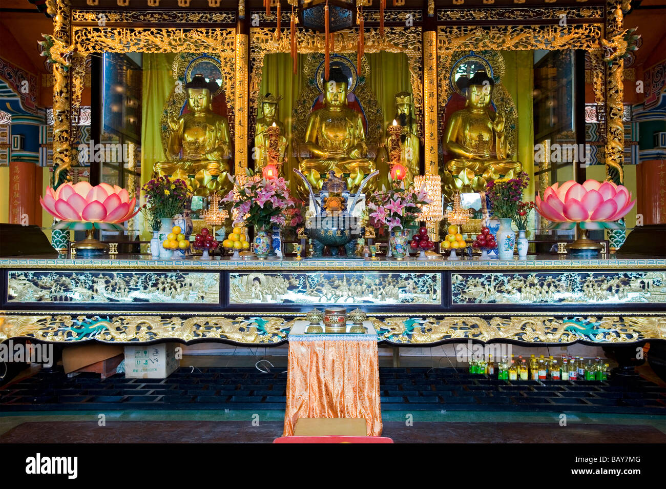 Bouddha Doré sur l'autel principal à l'intérieur de la salle du grand héros au monastère Po Lin. L'île de Lantau, Hong Kong Banque D'Images