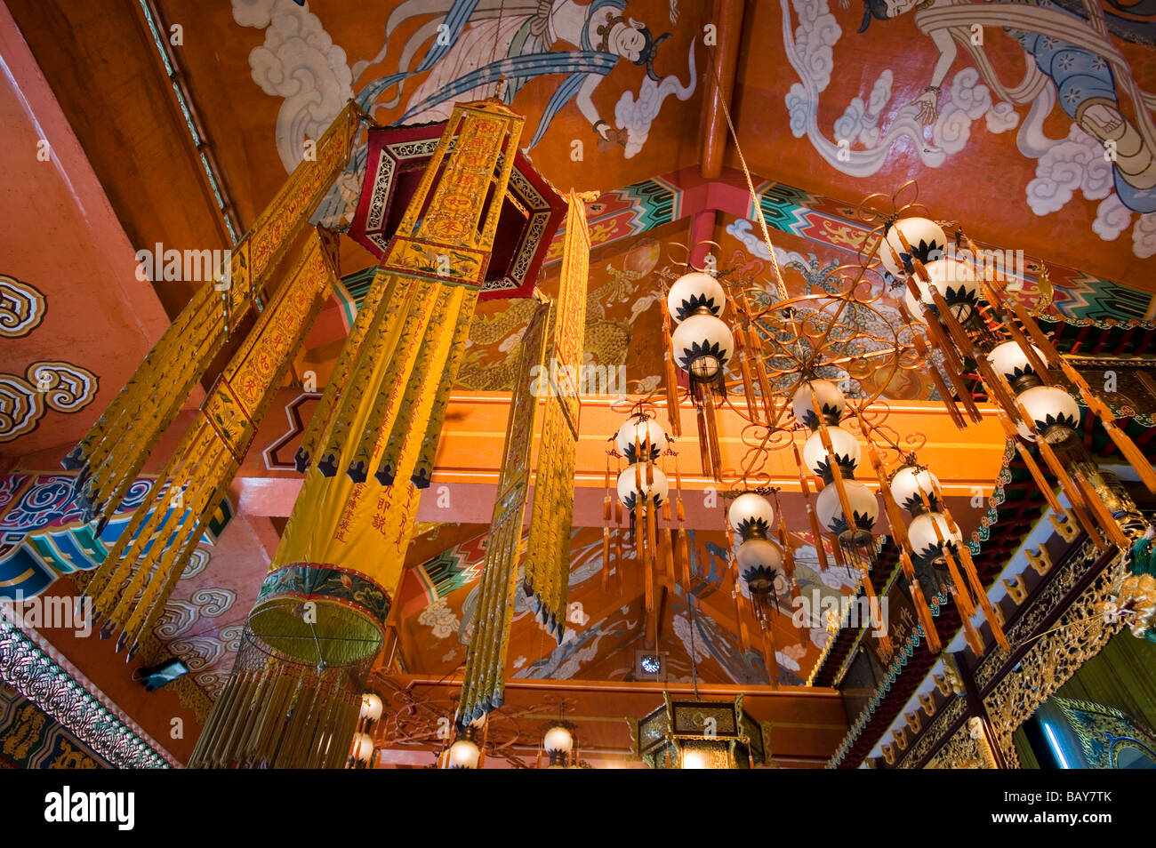 Lanternes chinoises colorées suspendues au plafond à l'intérieur de la salle du grand héros au monastère Po Lin. Banque D'Images