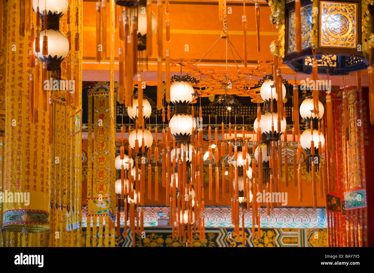 Lanternes chinoises colorées suspendues au plafond à l'intérieur de la salle du grand héros au monastère Po Lin. Banque D'Images