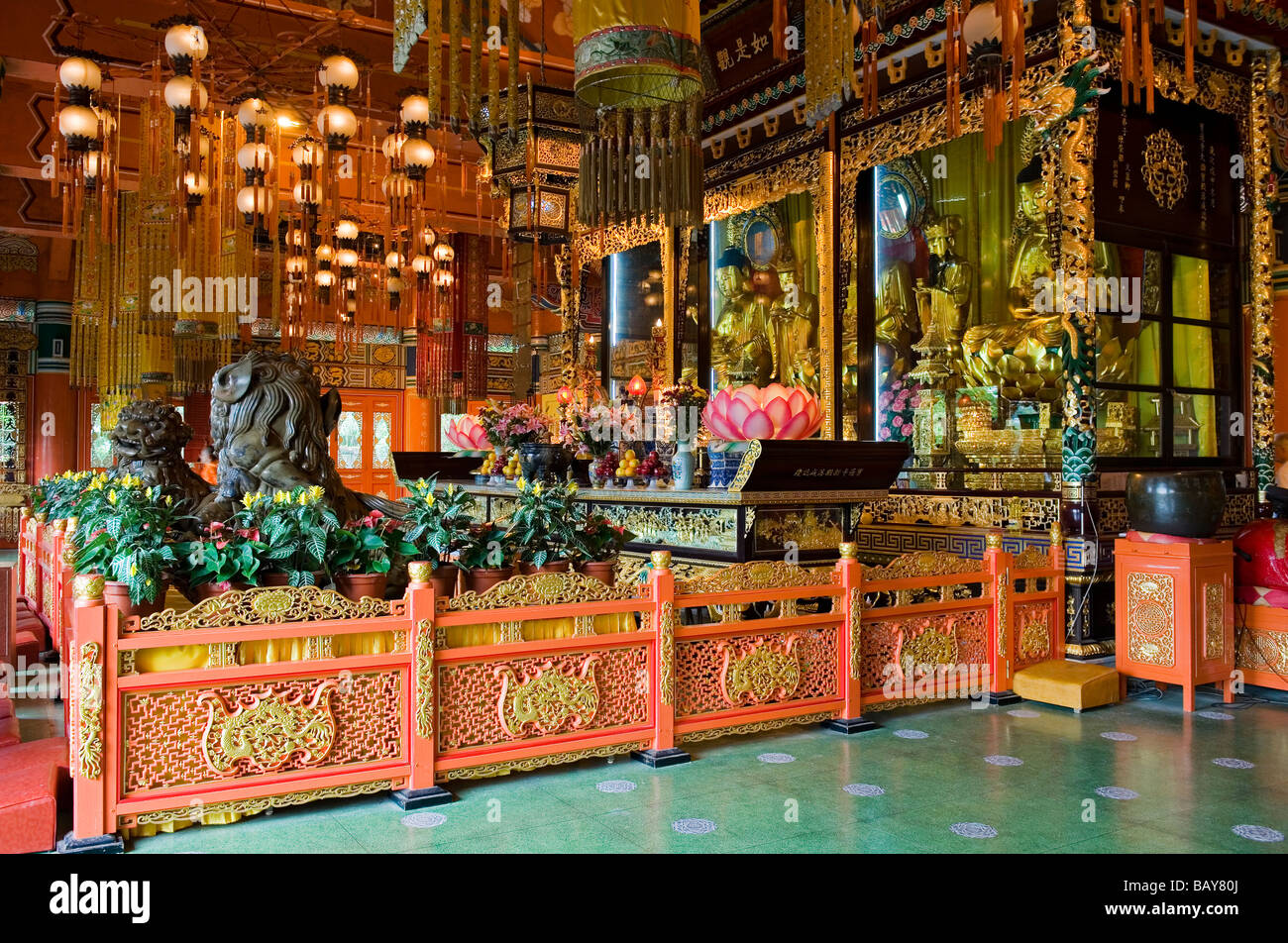 L'autel principal à l'intérieur de la salle du grand héros au monastère Po Lin. L'île de Lantau, Hong Kong Banque D'Images