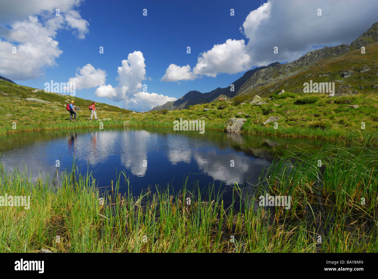 Petit couple hiking near lake, Stubaier Alpen, Stubai, Tyrol, Autriche Banque D'Images