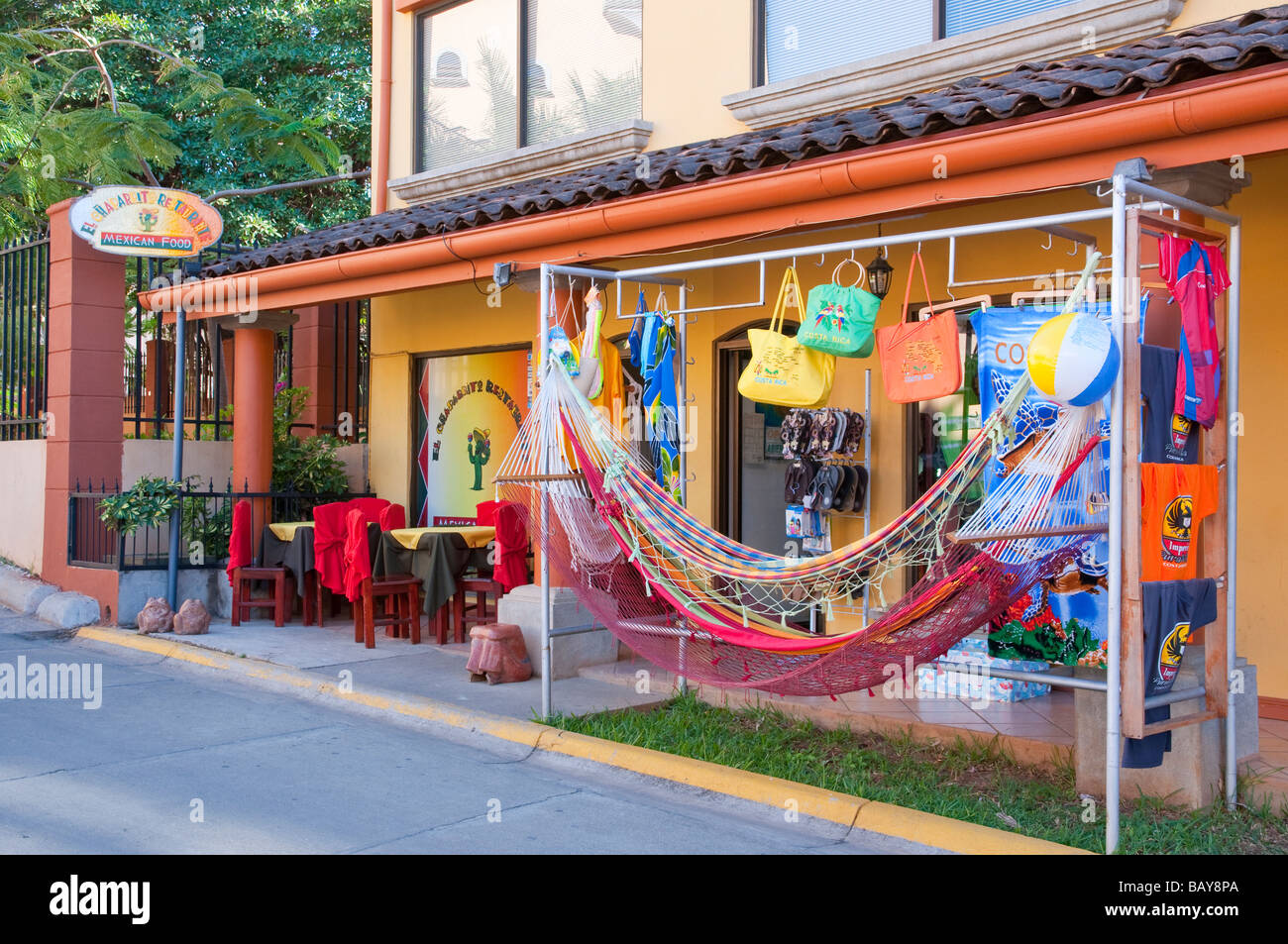 Magasins et boutiques de la rue principale dans aolong Tamarindo Costa Rica Amérique Centrale Banque D'Images