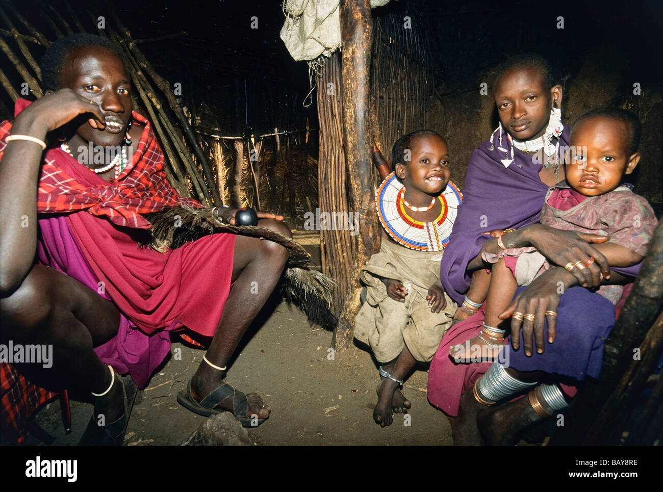 Famille Massai dans sa maison traditionnelle, la Tanzanie, l'Afrique de l'Est Banque D'Images