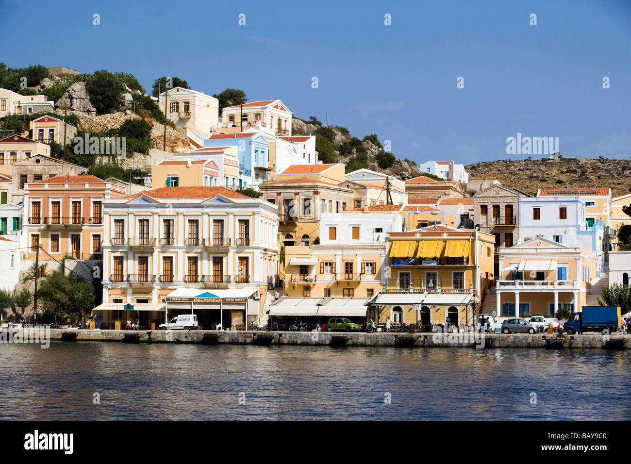 Hôtels particuliers à quai du port de Gialos, Simi, Symi, Grèce Banque D'Images