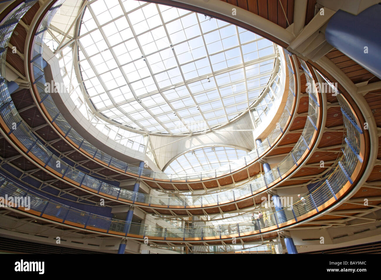 Atrium du Centre Commercial Auchan dans l'Avenue J. F. Kennedy dans le quartier de Kirchberg, Luxembourg Banque D'Images