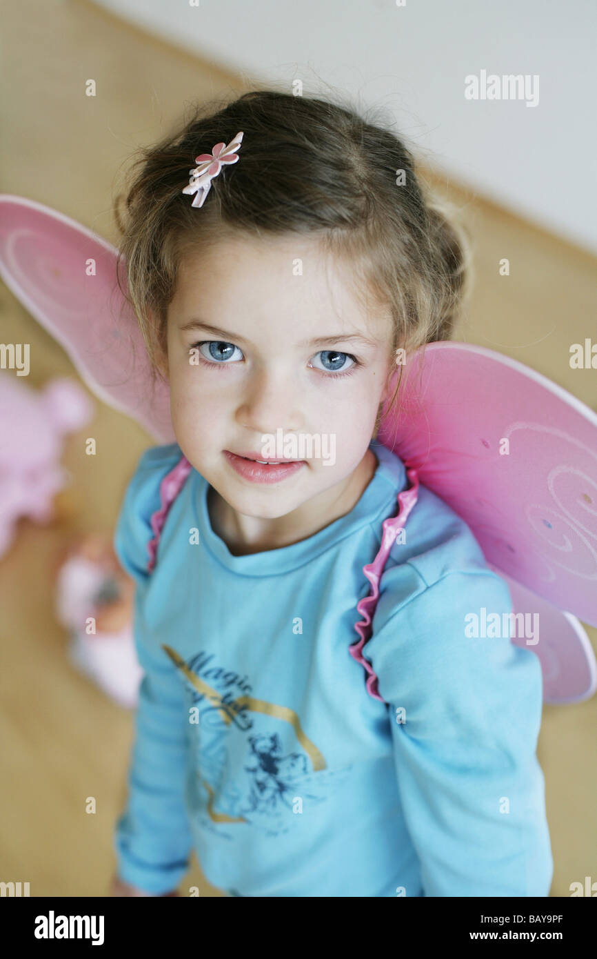 Girl (3-4 ans) portant des ailes de papillon Banque D'Images
