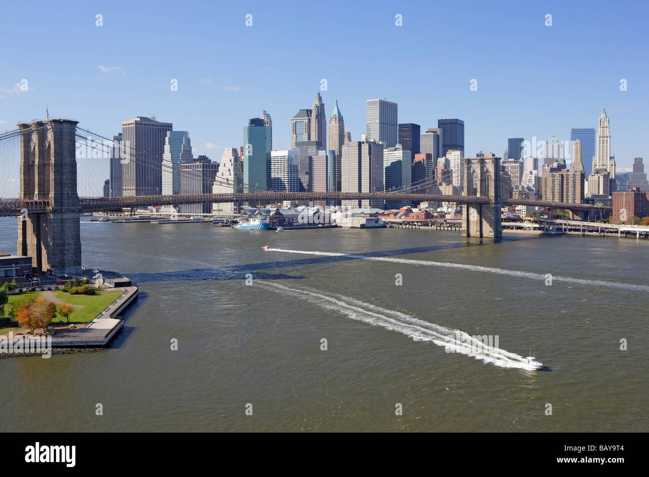 Pont de Brooklyn et de l'East River, vu de pont de Manhattan, le centre-ville de Manhattan, Manhattan, New York, USA Banque D'Images