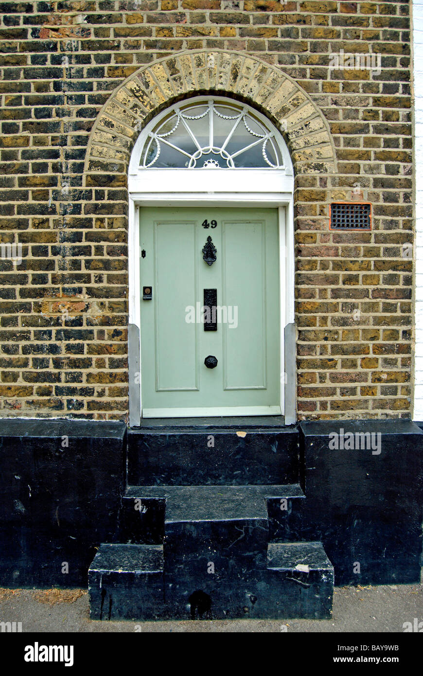 Demi-taille porte sur une maison sur strand sur le vert, par la Tamise à Chiswick, à l'ouest de Londres, Angleterre Banque D'Images