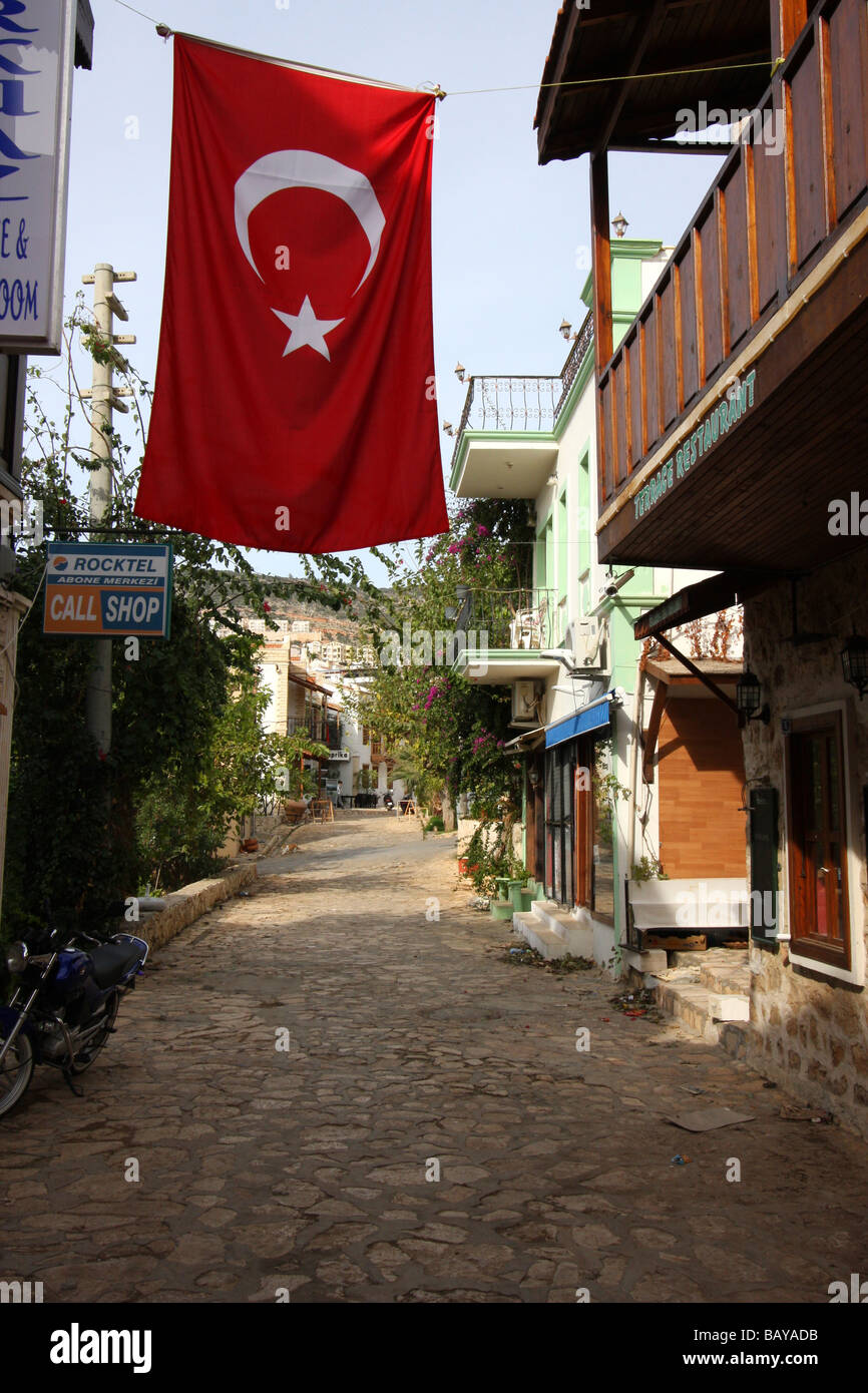 Drapeau turc accroché dans la rue à Kalkan, Turquie Banque D'Images