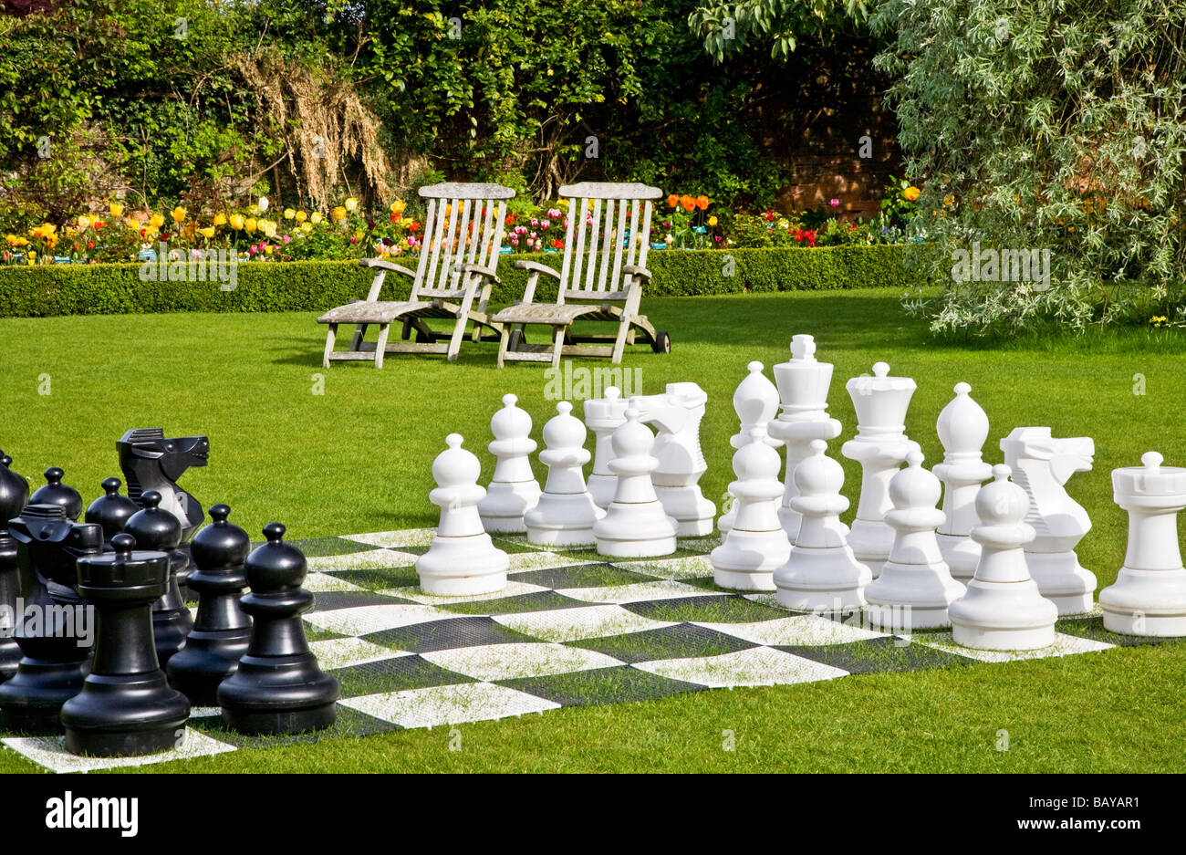 Jeu d''échecs géant sur la pelouse à l'abbaye de Malmesbury Wiltshire House Gardens England UK Banque D'Images