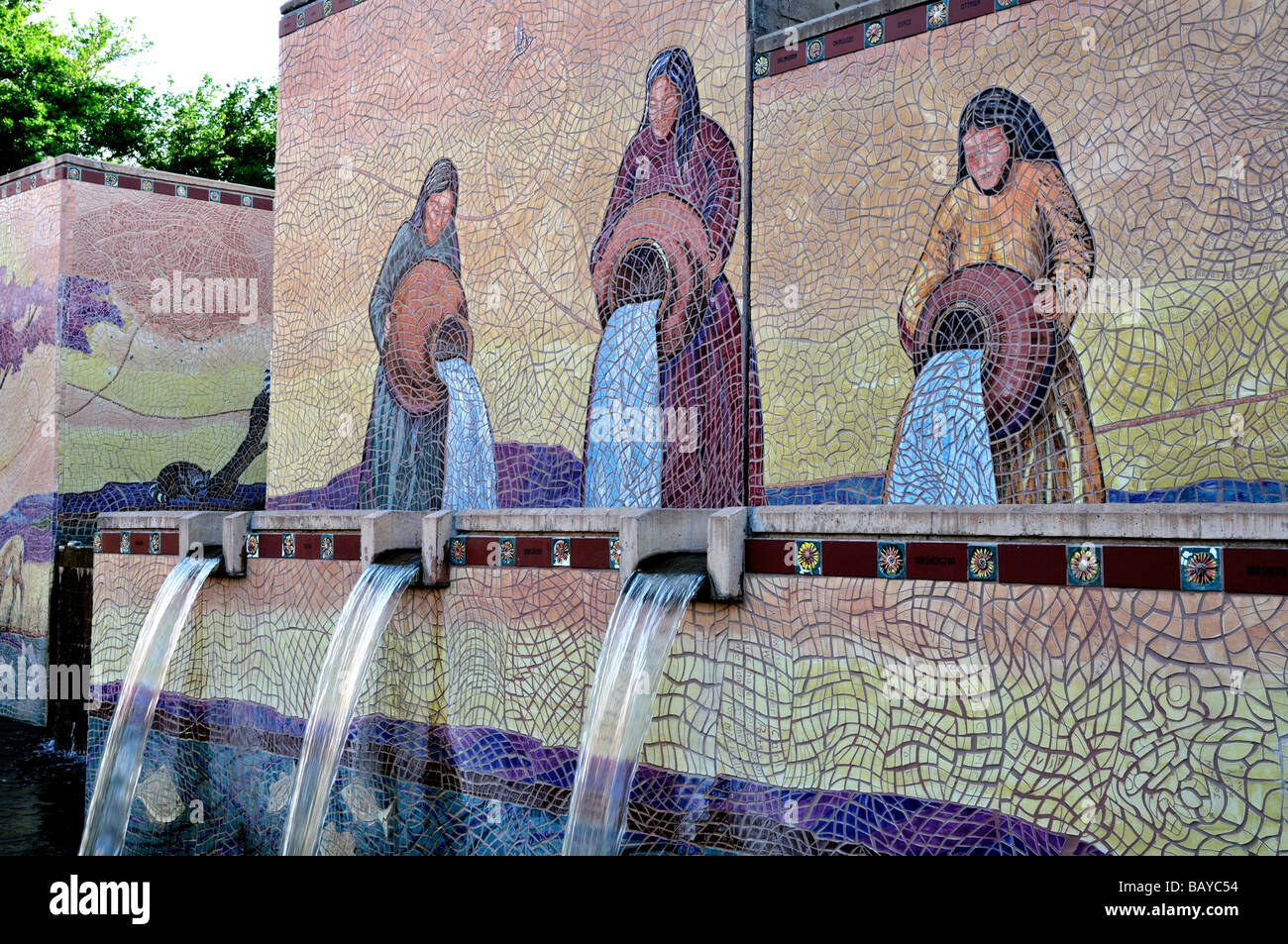 De l'eau jaillit des fontaines sous une fresque à Bricktown (Oklahoma City) Banque D'Images