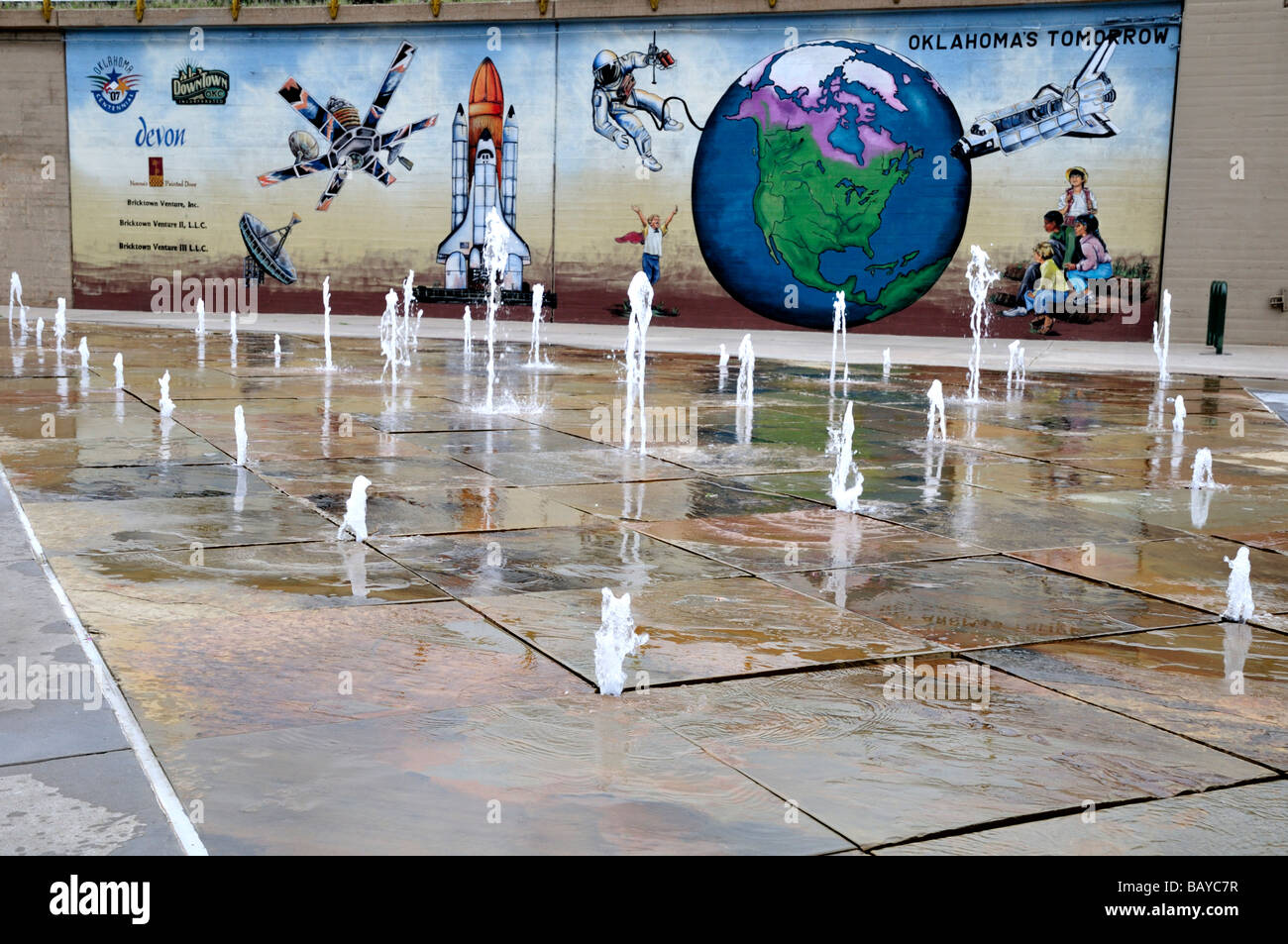 Fontaines de Bricktown, Oklahoma City mettez une fresque futuriste Banque D'Images