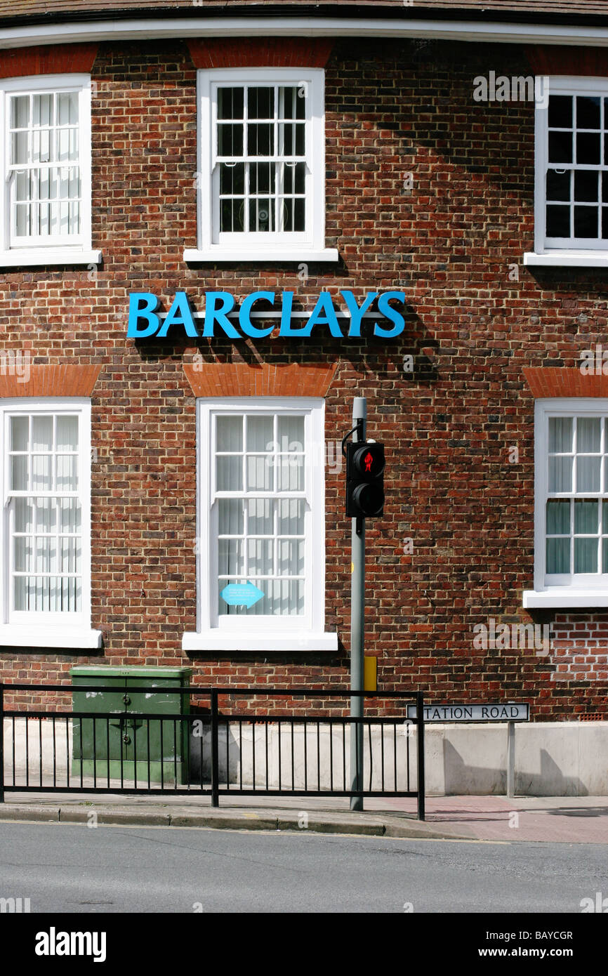 La banque Barclays avec croix rouge ne lumière pédestre Kent UK Banque D'Images