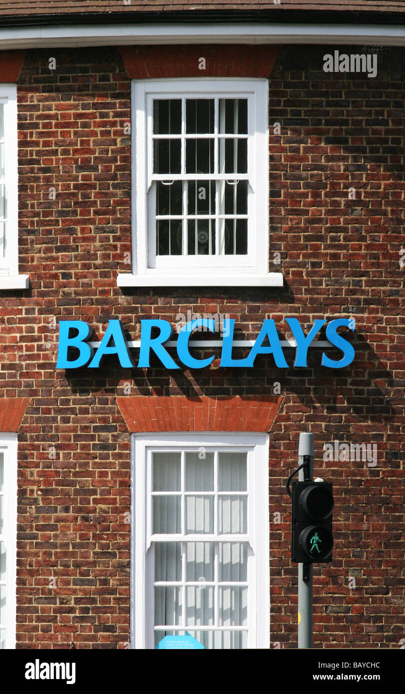 La banque Barclays avec vert 'à pied' lumière pédestre Kent UK Banque D'Images