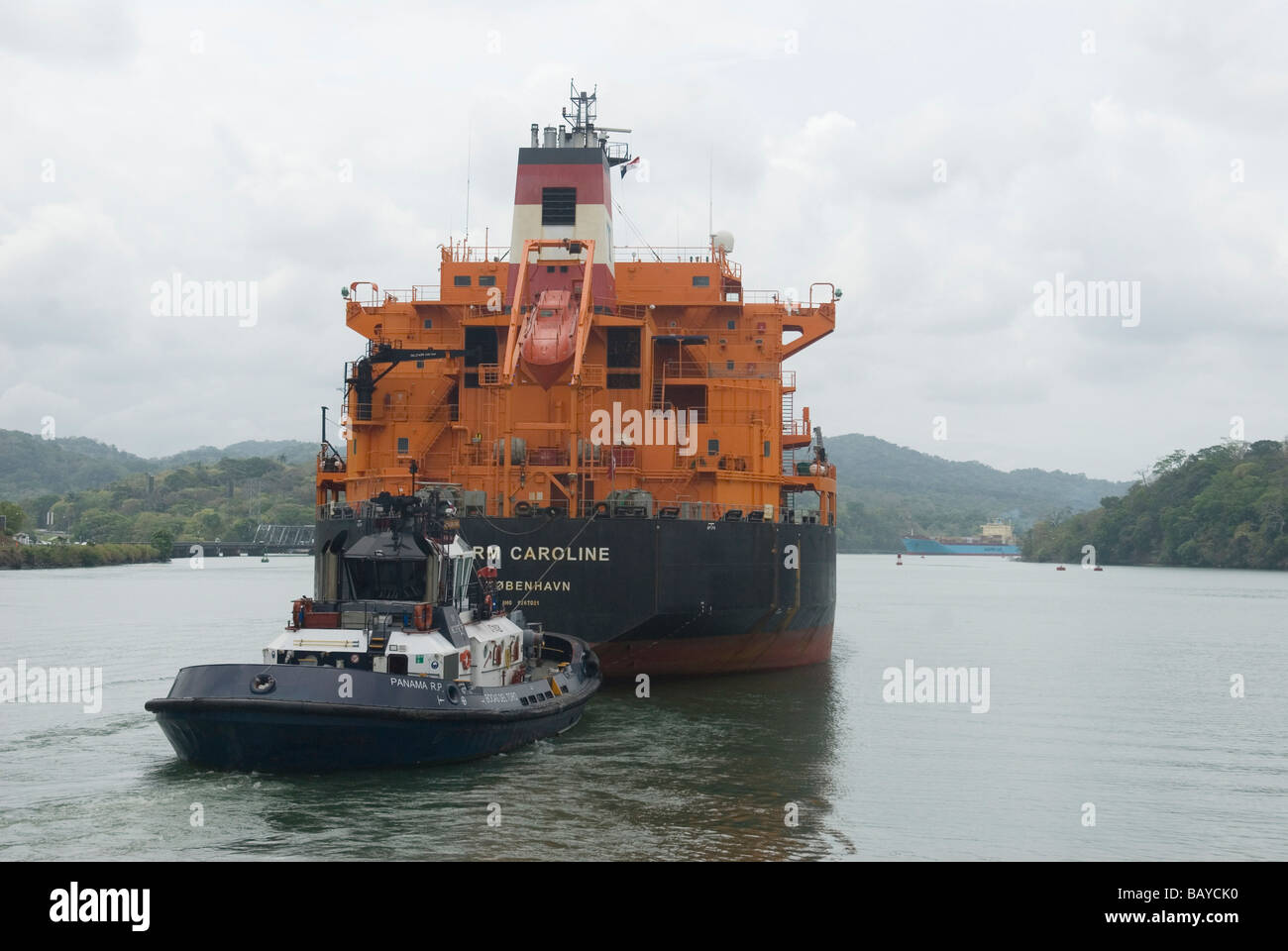 Un cargo passant par le lac Gatun sur le Canal de Panama Banque D'Images
