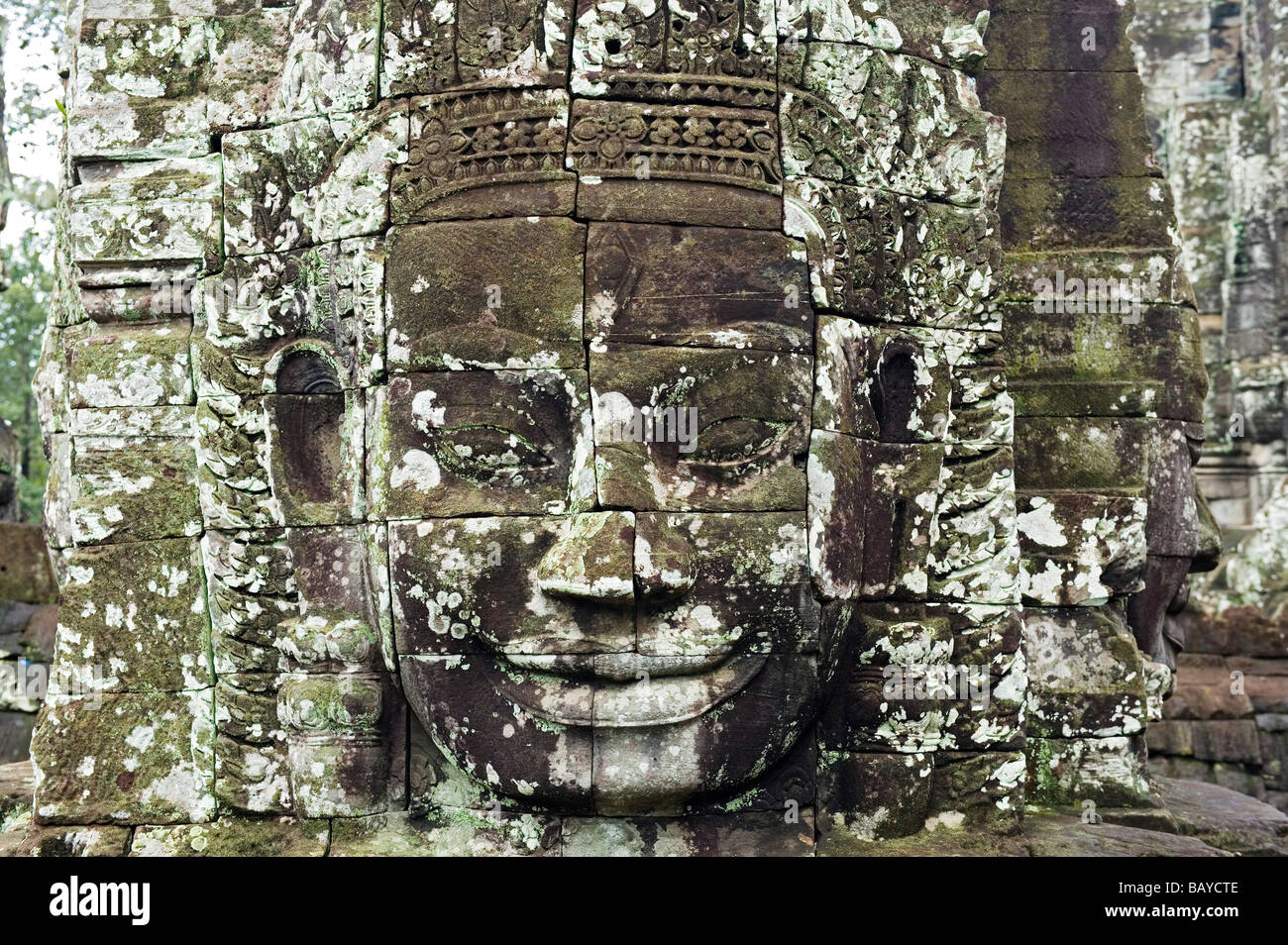 L'un des nombreux visages sculptés à Angkor Thom ou le temple Bayon, le Cambodge. Banque D'Images