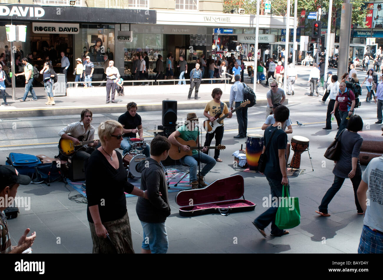 Groupe jouant sur Bourke Street Mall, Melbourne, Victoria Australie Banque D'Images